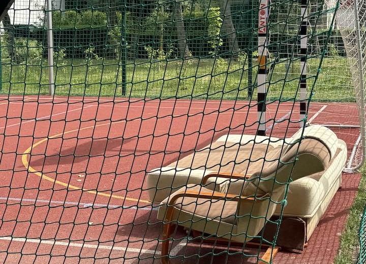 Menele rządzą na osiedlu. Na boisku wystawili fotele, służby sobie z nimi nie radzą - foto
