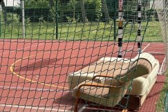 Menele rządzą na osiedlu. Na boisku wystawili fotele, służby sobie z nimi nie radzą - foto