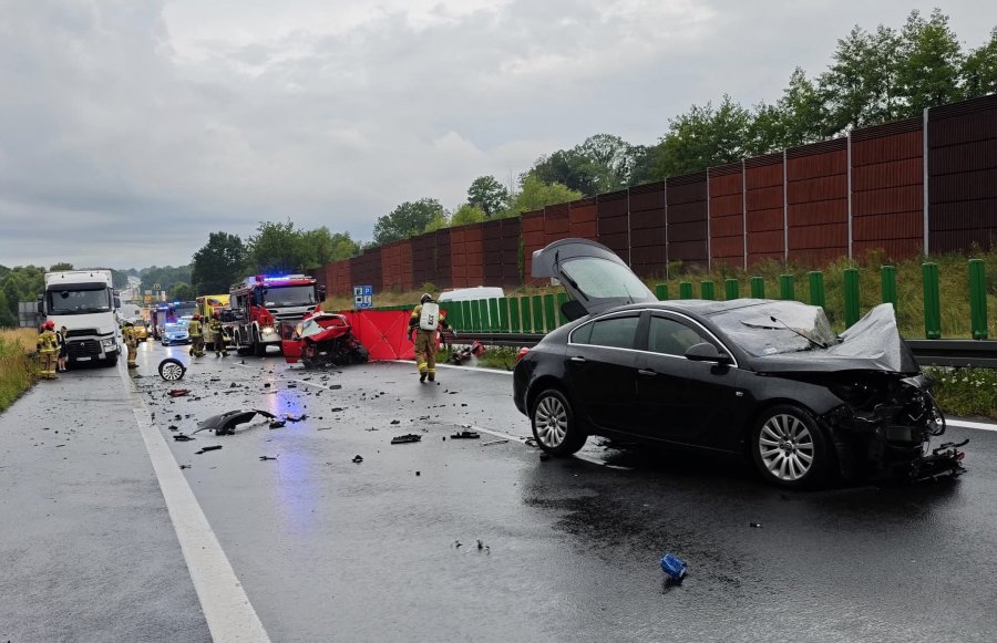 Tragiczny wypadek na S52. Kierowca ruszył „pod prąd” i zginął w czołowym zderzeniu - foto