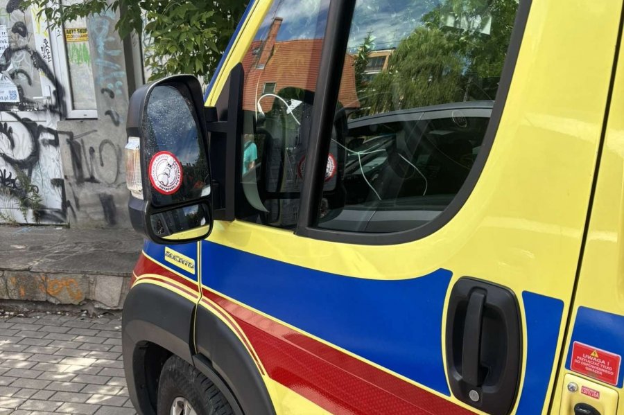 Wulgarna naklejka i uszkodzone lusterko karetki. Komu przeszkadzał ambulans? - foto