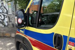 Wulgarna naklejka i uszkodzone lusterko karetki. Komu przeszkadzał ambulans? - foto