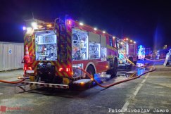 Nocny pożar w zakładzie produkcyjnym. Ewakuowano kilkadziesiąt osób - foto
