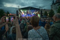 Niezapomniany koncert na placu. Legendarne przeboje porwały do zabawy ZDJĘCIA