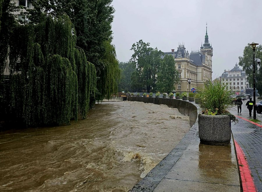 Najwyższy alert obowiązuje do południa. IMGW wydał najnowszy komunikat - foto