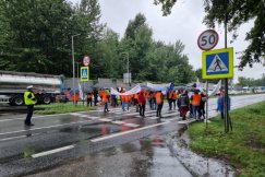 Mimo opadów protest na DK1 trwa. Kolejarze z transparentami chodzą po przejściu - foto