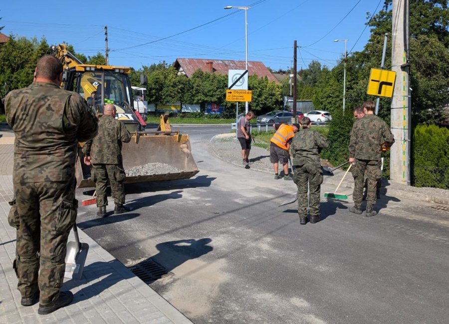 Wojsko pomaga usuwać skutki żywiołu. Straty liczone są w milionach złotych - foto