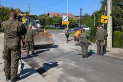 Wojsko pomaga usuwać skutki żywiołu. Straty liczone są w milionach złotych - foto
