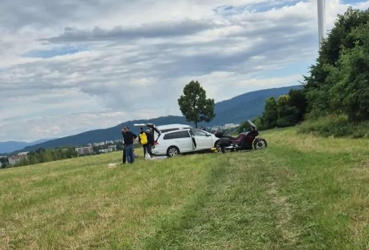 Parkują na terenie rekreacyjnym. „Wjeżdżają samochodami pod sam krzyż” - foto