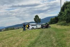 Parkują na terenie rekreacyjnym. „Wjeżdżają samochodami pod sam krzyż” - foto