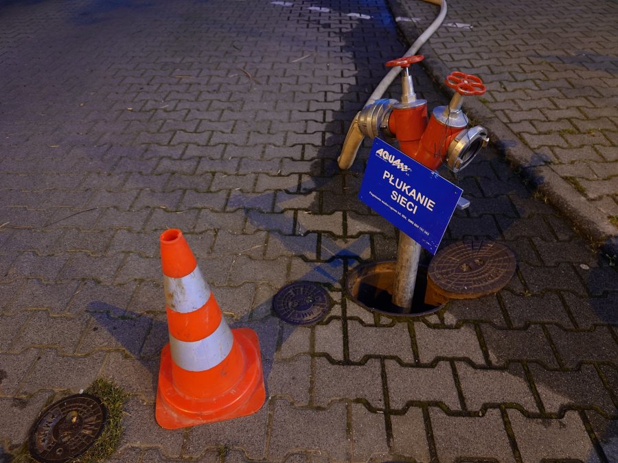 Woda z hydrantów lała się godzinami. Spółka płukała sieć, bo włącza nowy wodociąg - foto