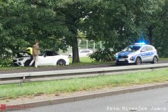 Nie dostosował prędkości i uderzył autem w drzewo. Służby powiadomił system eCall - foto