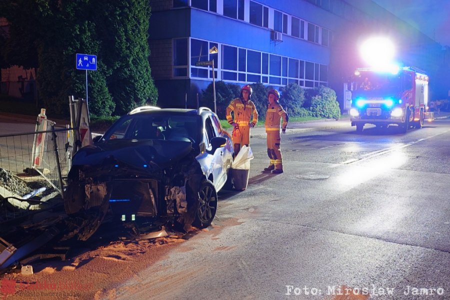 Zderzenie osobówki z autobusem MZK. Sprawczyni nie ustąpiła pierwszeństwa - foto