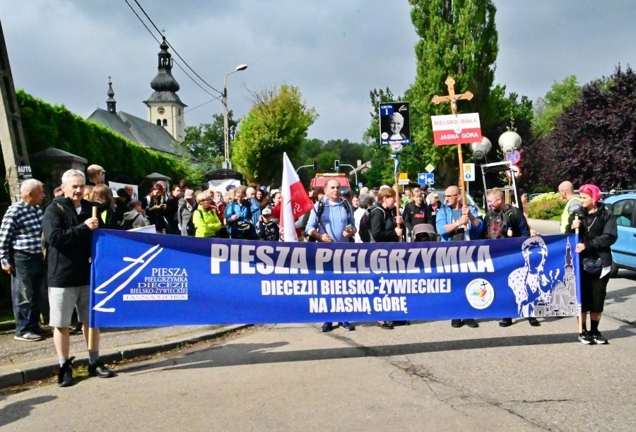 Piesza pielgrzymka w drodze na Jasną Górę. 620 osób wyruszyło z Hałcnowa - foto