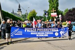 Piesza pielgrzymka w drodze na Jasną Górę. 620 osób wyruszyło z Hałcnowa - foto