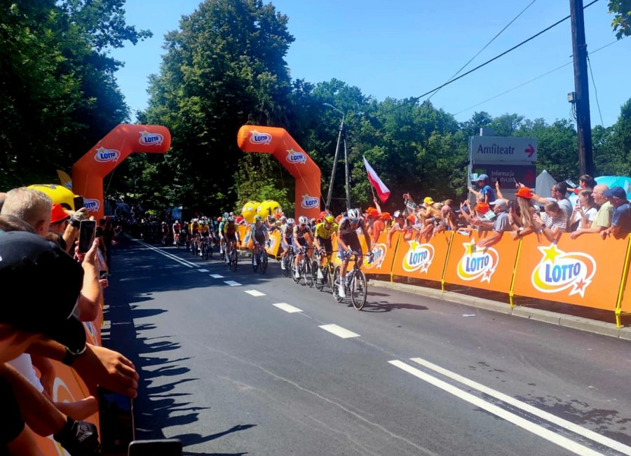 Tour de Pologne przejechał przez miasto. Bez walki o punkty górskie na Przegibku - foto