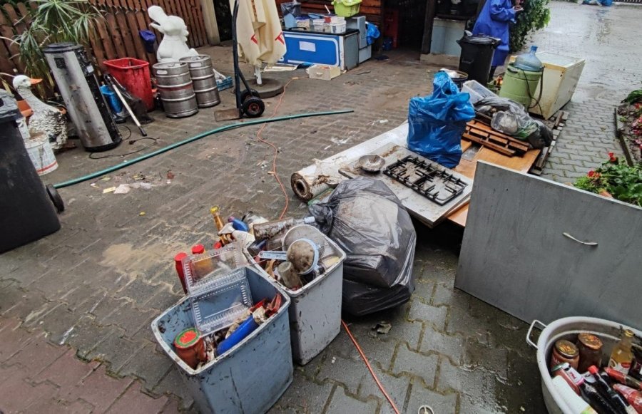 „Najlepszy pstrąg w okolicy”. Woda zniszczyła kultowy bar, z pomocą ruszyli mieszkańcy - foto
