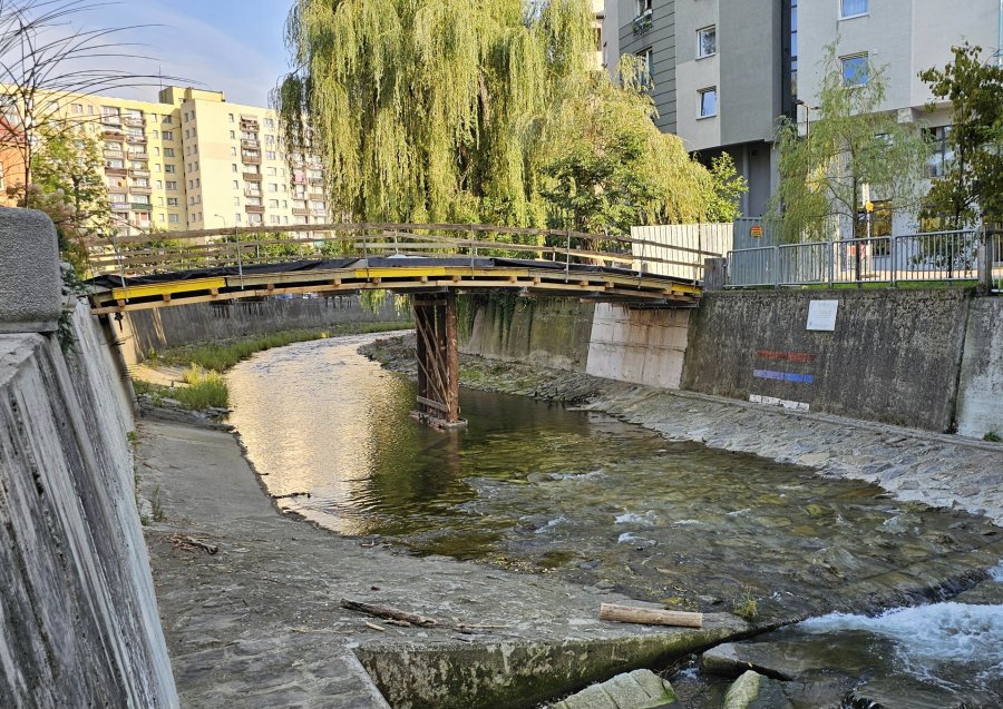 Kładka w centrum zamknięta dłużej. Prace inwestycyjne się opóźniają - foto