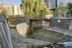 Kładka w centrum zamknięta dłużej. Prace inwestycyjne się opóźniają - foto
