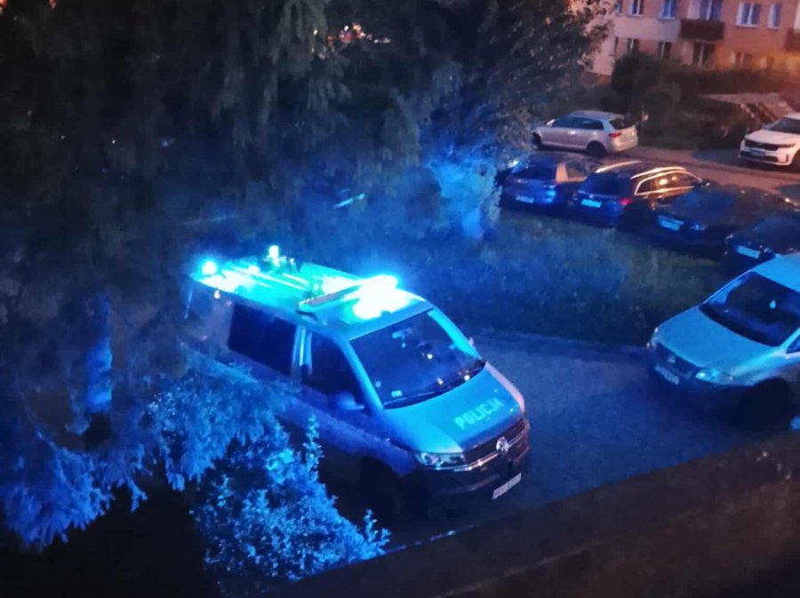 Dzieci bawiły się na balkonie wieżowca. Opiekowała się nimi pijana matka w zaawansowanej ciąży