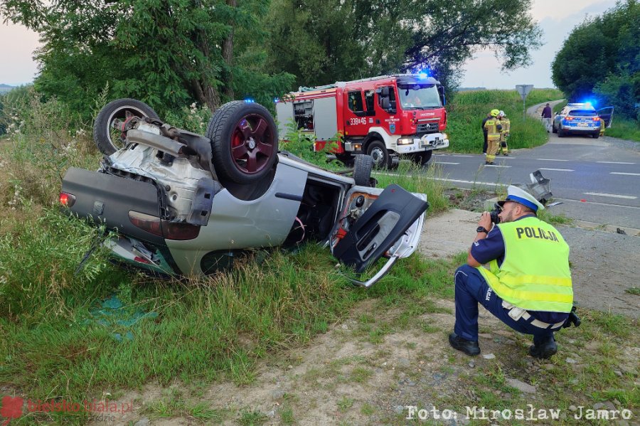 Szybka jazda zakończona dachowaniem. Do szpitala odwieziono mężczyznę - foto