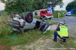 Szybka jazda zakończona dachowaniem. Do szpitala odwieziono mężczyznę - foto