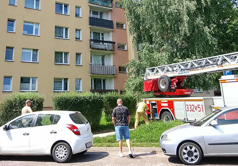 Dwulatek na taborecie stał na balkonie wieżowca. Sąsiedzi znów wezwali służby - foto