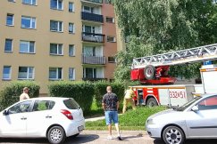 Dwulatek na taborecie stał na balkonie wieżowca. Sąsiedzi znów wezwali służby - foto