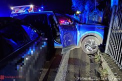 Policyjny pościg za samochodem. Auto wjechało w ogrodzenie, do szpitala trafiła kobieta - foto