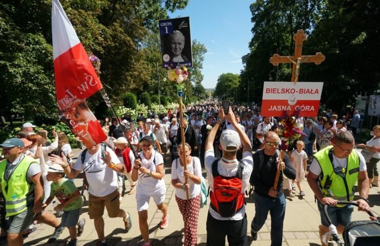 Zmęczeni, ale szczęśliwi dotarli na Jasną Górę. Powitał ich pasterz diecezji - foto