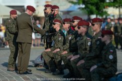 Defilada, awanse i pyszna grochówka. Czerwone berety świętowały na placu Wojska Polskiego - foto