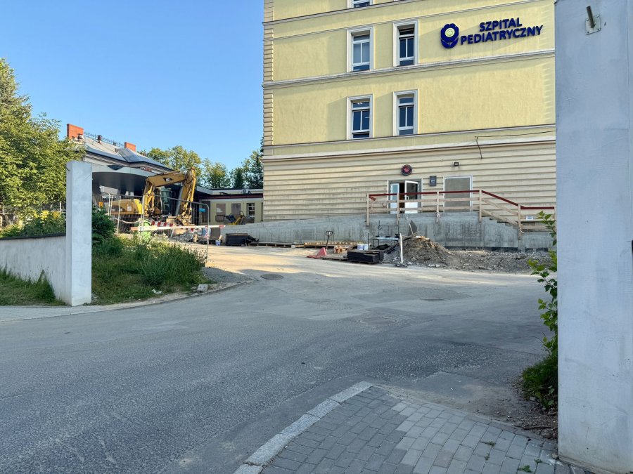 Utrudnienia w rejonie bielskiego szpitala. Przez kilka dni obowiązuje tymczasowy wjazd - foto
