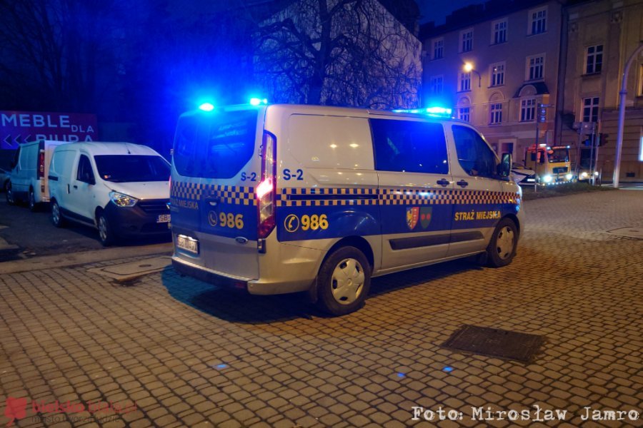 Brutalna napaść na strażników miejskich. Półnagi nastolatek bił i kopał po całym ciele