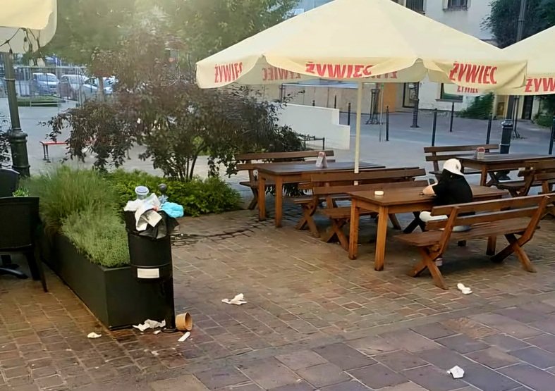 Pełny kosz, a śmieci latają po placu. Miasto odpowiada, że winni są restauratorzy - foto
