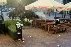 Pełny kosz, a śmieci latają po placu. Miasto odpowiada, że winni są restauratorzy - foto
