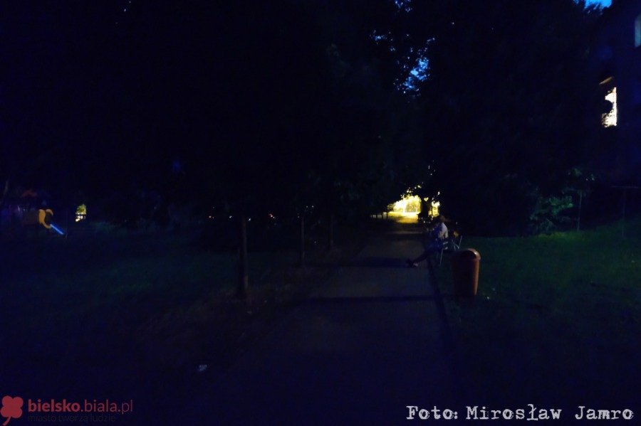 Zapomniane bielskie osiedle. Plac zamknięty łańcuchem, siłowni brak, a nocą strach iść ZDJĘCIA