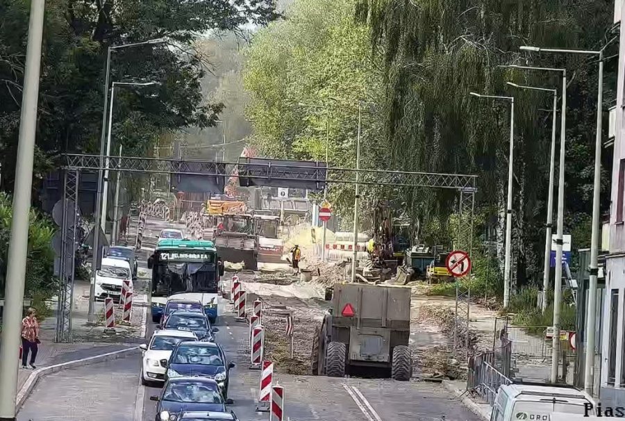 Piastowska z opóźnieniem. Mieszkańcy skarżą się, że na placu budowy nie widać pracowników
