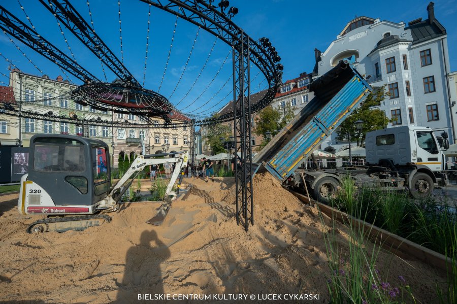 Wysypali kilka ton piasku w centrum miasta. Powstała strefa relaksu z miejską plażą - foto