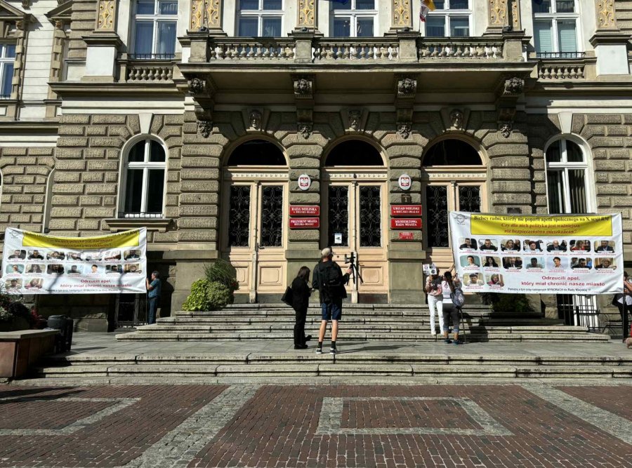 Rota na początku sesji. Radni prezydenta przyjęli swój apel przeciwko nielegalnej imigracji - foto