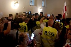 Awantura i interwencja policji w Ratuszu. Bąkiewicz i Ruch Obrony Granic zakłóca przebieg obrad - foto