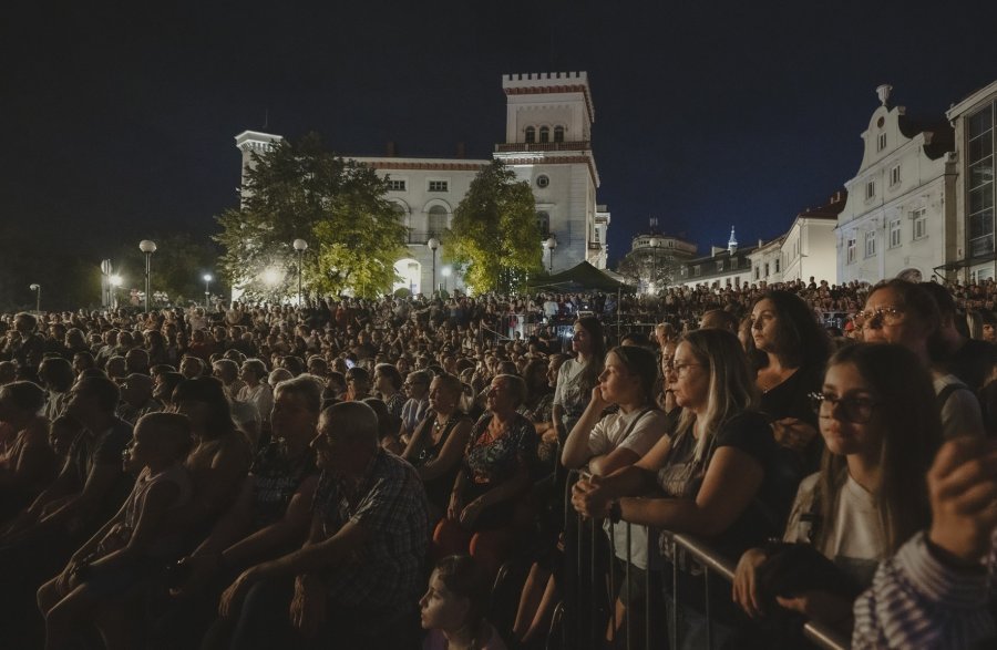 Prapremiera na Pigalu zgromadziła tłumy. Deszcz czekał na finałowe brawa - foto