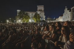Prapremiera na Pigalu zgromadziła tłumy. Deszcz czekał na finałowe brawa - foto