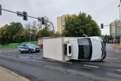 Auto na boku na Cieszyńskiej. Sprawca nie zastosował się do sygnalizacji - foto