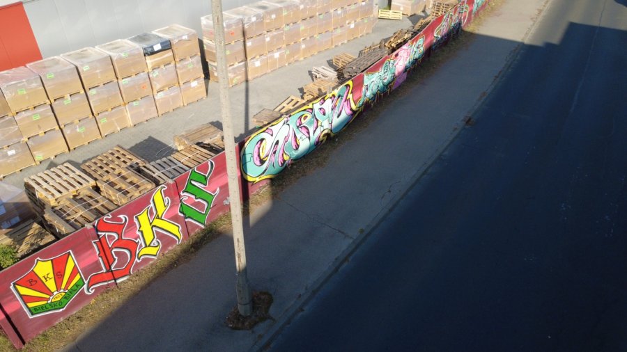 Tworzyło go wspólnie blisko 30 artystów. To najdłuższe graffiti w mieście ZDJĘCIA