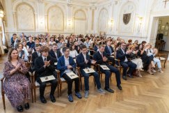 Najzdolniejsi pojawili się w Ratuszu. Prezydent wręczył im stypendia - foto