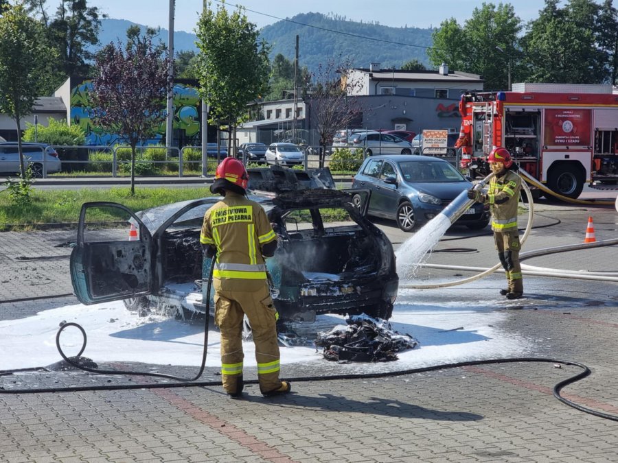 Samochód spłonął w centrum Wapienicy. Słup ognia ugasili strażacy - foto
