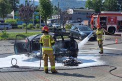Samochód spłonął w centrum Wapienicy. Słup ognia ugasili strażacy - foto