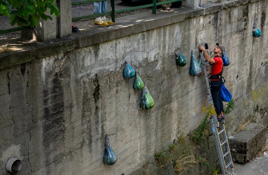 14-kilogramowe krople mienią się w korycie Białej. Współgrają z rytmem rzeki - foto