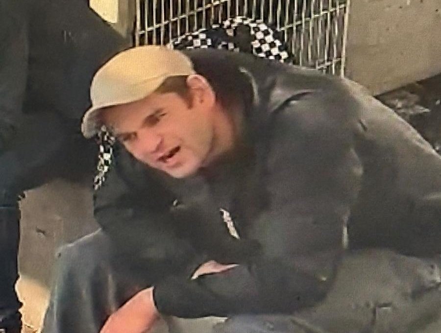 Włamali się do lodówki, ukradli alkohol, a potem pili pod okiem kamer. Kto zna tych mężczyzn? - foto