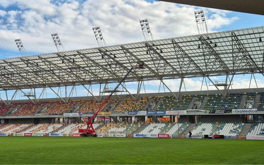 Wymieniają lampy na stadionie. Nocne testy mogą powodować niedogodności - foto