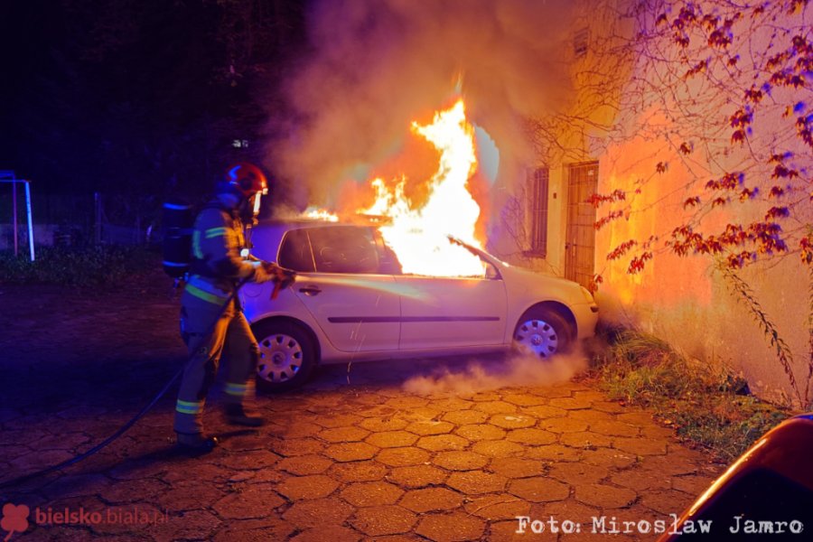 Pożar auta na parkingu. Mieszkaniec bloku widział biegnącego mężczyznę - foto